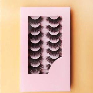 NWT - Voluminous eyelashes